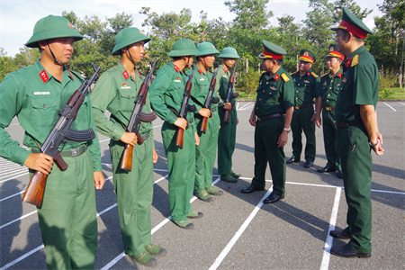 Chỉ huy Sư đoàn 5 kiểm tra công tác huấn luyện khối chiến sĩ giải phóng quân
