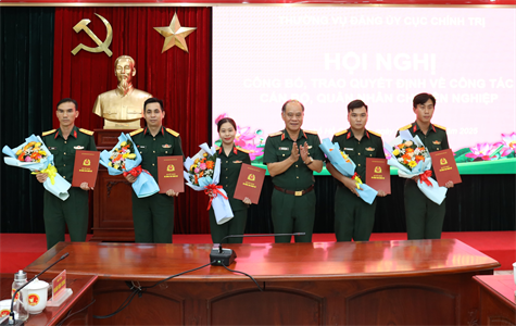 Trao quyết định cán bộ về công tác tại Cục Chính trị Quân khu