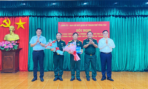Bàn giao chức trách, nhiệm vụ Phó Bí thư Đảng ủy, Chính trị viên Ban CHQS thành phố Vũng Tàu