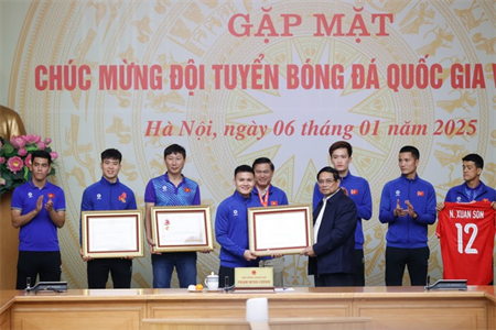 Đội tuyển bóng đá nam quốc gia Việt Nam và 6 cầu thủ được tặng Huân chương Lao động