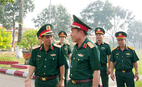 Khảo sát vị trí luyện tập diễu binh, diễu hành kỷ niệm 50 năm ngày giải phóng miền Nam tại Sư đoàn 309
