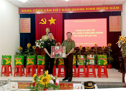 Trung tướng Lê Tấn Tới thăm, chúc Tết cán bộ, chiến sĩ Đồn Biên phòng cửa khẩu Mỹ Quý Tây