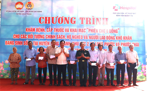 Học viện Quân y phối hợp tặng quà Tết gia đình chính sách