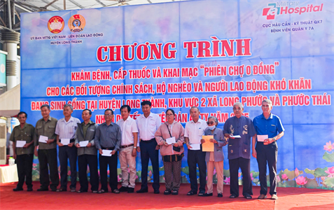 Bệnh viện Quân y 7A khám bệnh, tặng quà cho người dân có hoàn cảnh khó khăn
