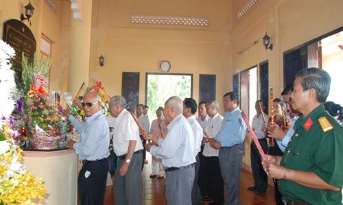 Dâng hương tưởng niệm 32 dân công hỏa tuyến huyện Bình Chánh hy sinh tết Mậu Thân 1968