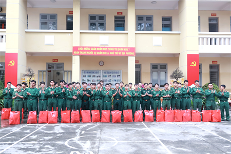 Cục Chính trị Quân khu tiễn quân nhân hoàn thành nghĩa vụ quân sự