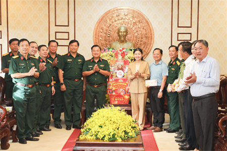 Thiếu tướng Trần Vinh Ngọc, Phó Chính ủy Quân khu thăm, chúc Tết tại tỉnh Bình Phước
