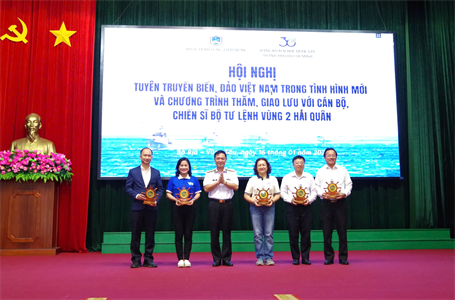 Đoàn đại biểu Đại học Quốc gia Thành phố Hồ Chí Minh thăm, giao lưu tại Vùng 2 Hải quân