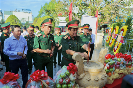 Lễ dâng hương tại Bia truyền thống LLVT Quân khu 7