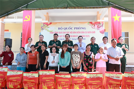 Bộ Quốc phòng thăm, tặng quà Điểm dân cư liền kề chốt biên giới Mỹ Bình, Long An