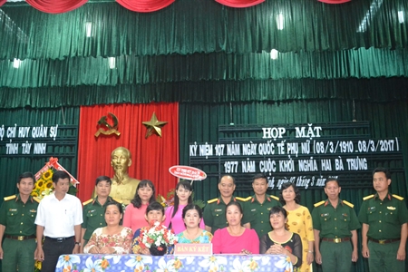 Phụ nữ LLVT Tây Ninh: Gắn cuộc vận động “Phát huy truyền thống, cống hiến tài năng, xứng danh bộ đội Cụ Hồ” với phong trào thi đua ở đơn vị