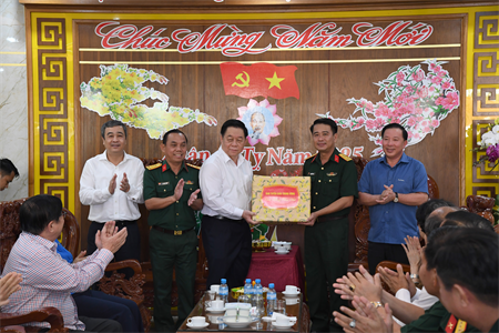 Đồng chí Nguyễn Trọng Nghĩa, Trưởng Ban Tuyên giáo Trung ương thăm, chúc Tết LLVT tỉnh Long An
