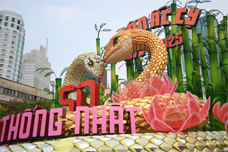 Lộ diện đôi linh vật rắn khổng lồ trên Đường hoa Nguyễn Huệ