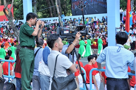 Hành trang tác nghiệp của phóng viên áo lính