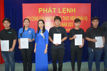 Thành phố Tây Ninh trao quyết định gọi công dân nhập ngũ năm 2025