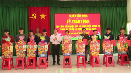 Huyện Vĩnh Hưng trao lệnh gọi công dân nhập ngũ năm 2025