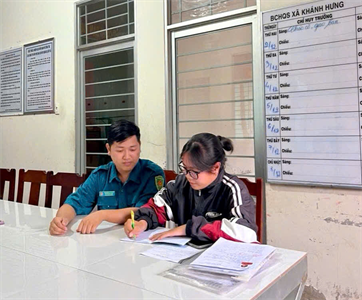 Nữ cử nhân đại học vùng biên tình nguyện nhập ngũ