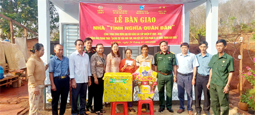 Ban Chỉ huy Quân sự quận Bình Tân tặng “Nhà tình nghĩa quân – dân”