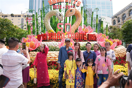 Đặc sắc đường hoa Nguyễn Huệ thu hút hàng ngàn du khách đầu năm