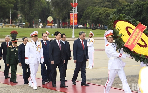 Lãnh đạo Đảng, Nhà nước, Quân đội vào Lăng viếng Chủ tịch Hồ Chí Minh và dâng hoa tưởng niệm các Anh hùng liệt sĩ