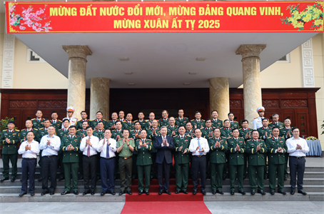 Xây dựng Đảng bộ, lực lượng vũ trang Quân khu 7 vững mạnh