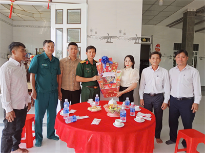 Hội đồng nghĩa vụ Quân sự thị xã Kiến Tường động viên thanh niên lên đường nhập ngũ