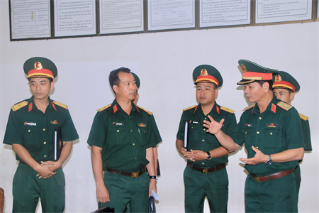 Đoàn kiểm tra công tác huấn luyện diễu binh, diễu hành trong Lễ kỷ niệm 50 năm Ngày giải phóng miền Nam