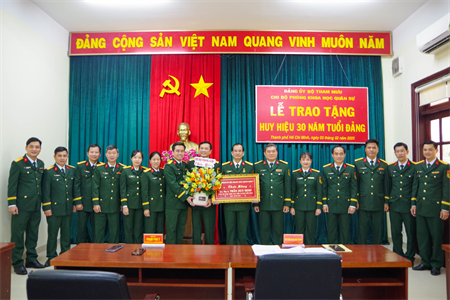 Trao huy hiệu 30 năm tuổi Đảng cho đảng viên