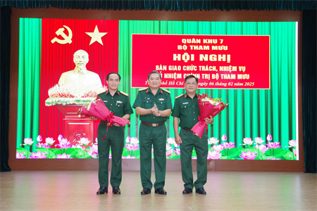 Bàn giao chức trách, nhiệm vụ Chủ nhiệm Chính trị Bộ Tham mưu Quân khu 7