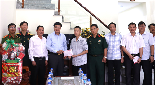 Tặng sổ tiết kiệm tình nghĩa cho thanh niên chuẩn bị nhập ngũ