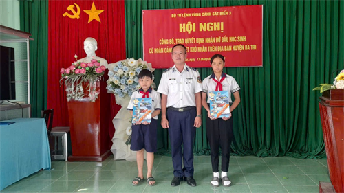 Bộ Tư lệnh Vùng Cảnh sát biển 3 nhận đỡ đầu con ngư dân tại tỉnh Bến Tre