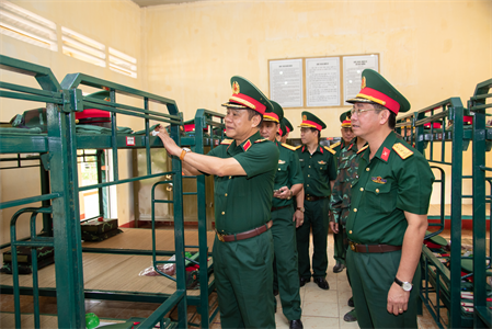 Thiếu tướng Hoàng Đình Chung kiểm tra công tác chuẩn bị tiếp nhận chiến sĩ mới tại Trung đoàn 271