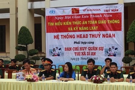 Ban CHQS thị xã Dĩ An phối hợp tuyên truyền luật giao thông cho lực lượng dân quân