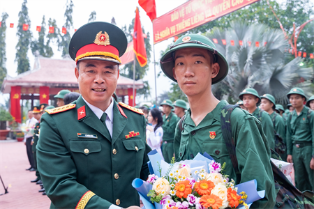 Đại tá Lê Xuân Bình, Phó Tư lệnh Quân khu dự lễ giao, nhận quân tại huyện Gò Dầu, tỉnh Tây Ninh