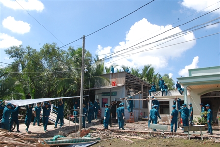 ​LLVT  huyện Nhà Bè sơ tán người, tài sản nhân dân khỏi vùng sạt, lở