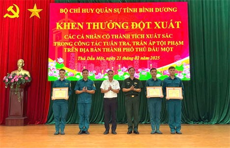 Bộ CHQS tỉnh Bình Dương khen thưởng 9 dân quân tham gia phòng chống tội phạm