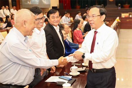 Lãnh đạo TPHCM họp mặt văn nghệ sĩ, phóng viên, biên tập viên dịp đầu năm mới