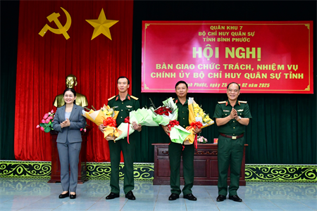 Bàn giao chức trách, nhiệm vụ Chính ủy Bộ CHQS tỉnh Bình Phước