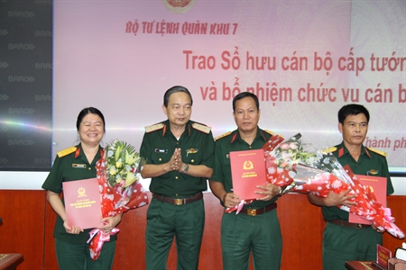 Đảng ủy - Bộ Tư lệnh Quân khu 7: Trao Sổ hưu cán bộ cấp tướng, bổ nhiệm chức vụ cán bộ.