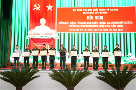 Hội đồng Giáo dục quốc phòng và an ninh TPHCM khen thưởng 15 cá nhân có thành tích xuất sắc