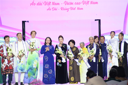 Lung linh sắc màu áo dài trong đêm khai mạc Lễ hội Áo dài TPHCM 2025