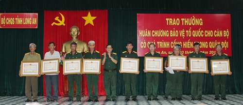Long An: 54 đồng chí được trao tặng Huân chương Bảo vệ Tổ quốc