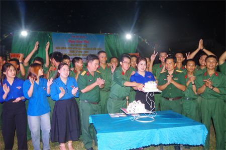 Ấm áp tình đồng đội trong chương trình “Giao lưu văn nghệ, sinh nhật đồng đội”