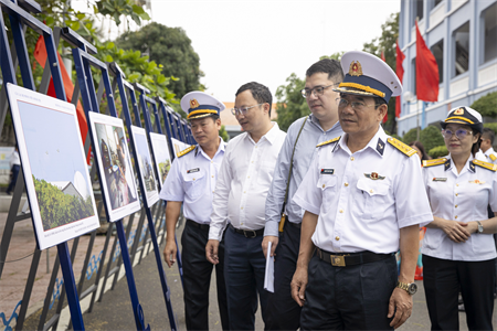 Triển lãm “Hoàng Sa, Trường Sa - Tổ quốc nơi đầu sóng”