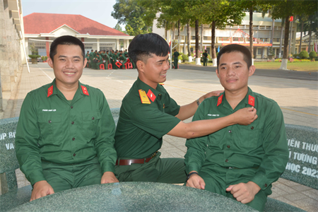 Hai anh em sinh đôi cùng chung đơn vị