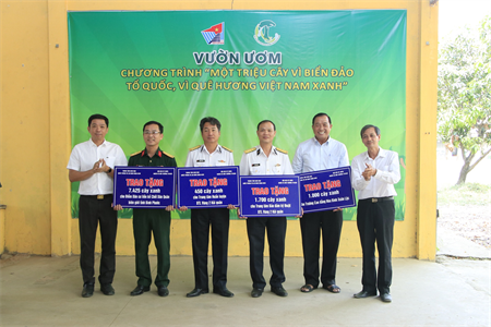Chương trình “Một triệu cây vì biển đảo Tổ quốc, vì quê hương Việt Nam xanh” trao cây giống cho các đơn vị