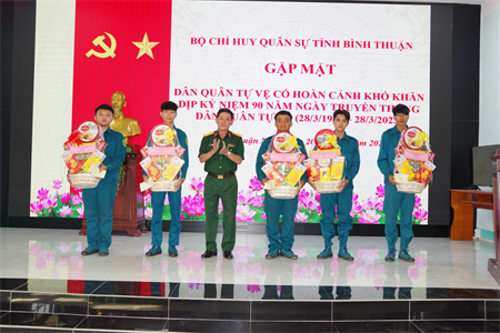 Bộ CHQS tỉnh Bình Thuận thăm tặng quà đối tượng chính sách, dân quân có hoàn cảnh khó khăn