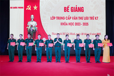 Hơn 100 học viên tốt nghiệp Trung cấp Văn thư lưu trữ khóa 7