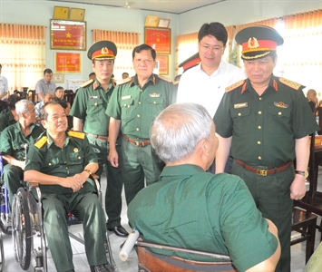 Đại tướng Ngô Xuân Lịch thăm và tặng quà các thương bệnh binh