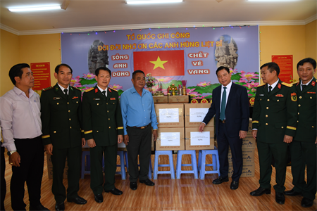 Ban chỉ đạo 515 tỉnh Long An thăm động viên Đội K73